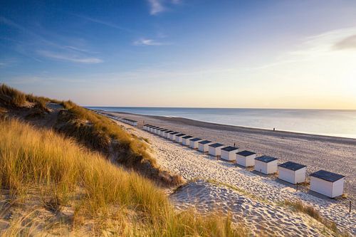 Verlaten strandhuisjes op het strand van Texel