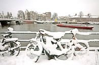 Besneeuwde fietsen aan de rivier de Amstel in Amsterdam van Eye on You thumbnail