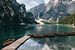 Hat glasheldere blauwe water van de Pragser Wildsee / Lago di Braies in de Dolomieten van Michiel Dros