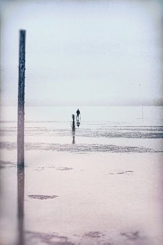 Schatzoeker op het strand van Cuxhaven aan de Duitse Noordzeekust