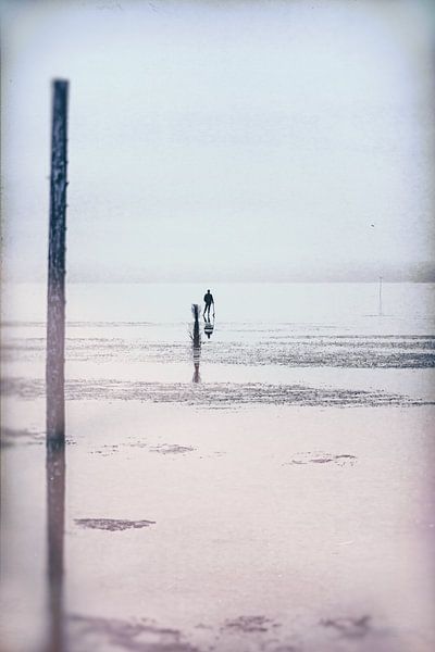 Schatzsucher am Strand von Cuxhaven an der deutschen Nordseeküste von Jakob Baranowski - Photography - Video - Photoshop