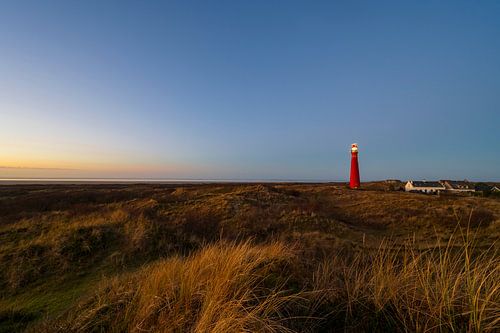 Schiermonnikoog zonsondergang in de duinen bij de vuurtoren