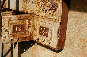 Verrostete Briefkästen 13 & 16 – Patina an der Putzwand