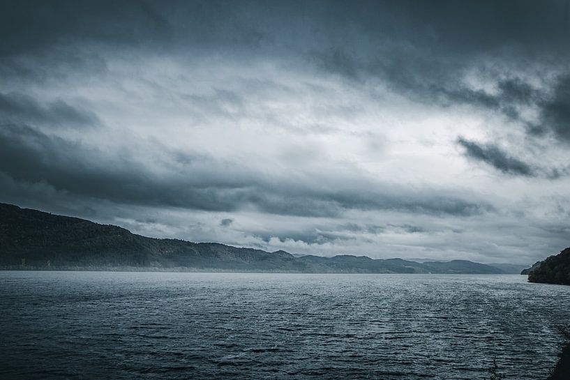 Urquhart Castle am berühmten Loch Ness See in Schottland. Wunderschöne Landschaft in ruhiger Atmosphäre. Stille, Frieden und Einsamkeit. von Jakob Baranowski - Photography - Video - Photoshop