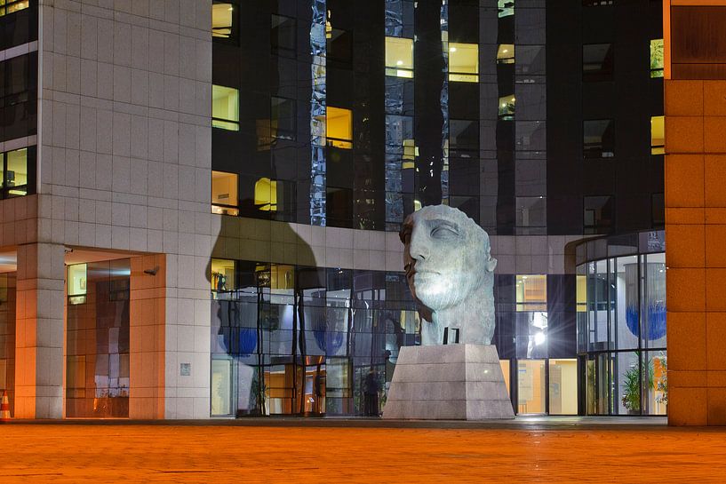 Statue Tindaro at La Defense by Roel Ovinge