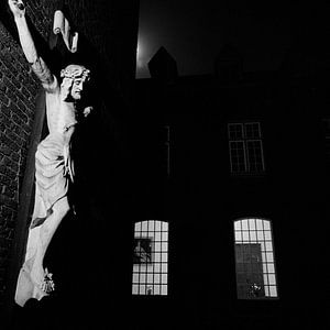 Nachtfoto met crucifix van Raoul Suermondt