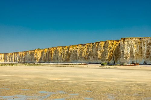 Avondwandeling op het strand in het mooie Normandië bij Saint-Aubin-Sur-Mer - Frankrijk