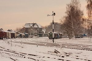 Treinstation Simpelveld in de sneeuw von John Kreukniet