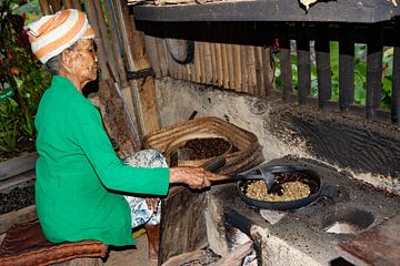 Woman roasts Luwakk coffee beans by Anne Ponsen