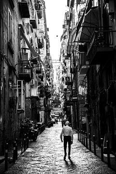 Straße in Quartieri Spagnoli Neapel (Italien) | Schwarz-Weiß | Straßenfotografie | Reisefotografie von Monique Tekstra-van Lochem