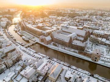 Zwolle besneeuwde Thorbeckegracht tijdens een koude winterochtend gezien v van Sjoerd van der Wal Fotografie