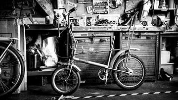 Retro shopperfiets in werkplaats zwartwit van Customvince | Vincent Arnoldussen