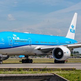 KLM Boeing 777-200 taxiet naar de Polderbaan. van Jaap van den Berg