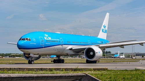 KLM Boeing 777-200 taxiet naar de Polderbaan.