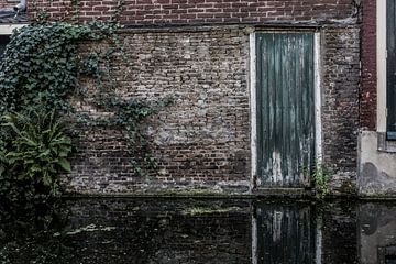 Porte dans un mur délabré sur Ans Bastiaanssen