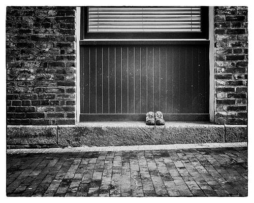 Paar schoenen in de straat
