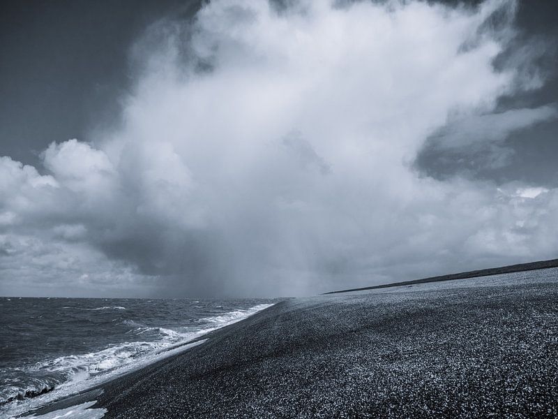 Donkere wolken boven de wadden van Martijn Tilroe