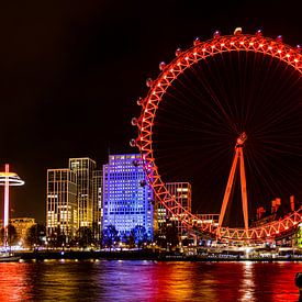 The London Eye bij nacht vanaf de overzijde van de Theems van Richard Seijger