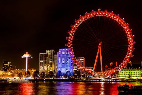 Das London Eye bei Nacht von der anderen Seite der Themse
