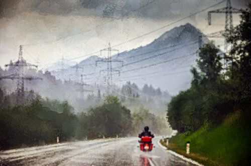 Een bergrit door de regen