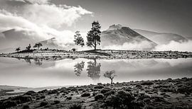 Berg met mist en meer