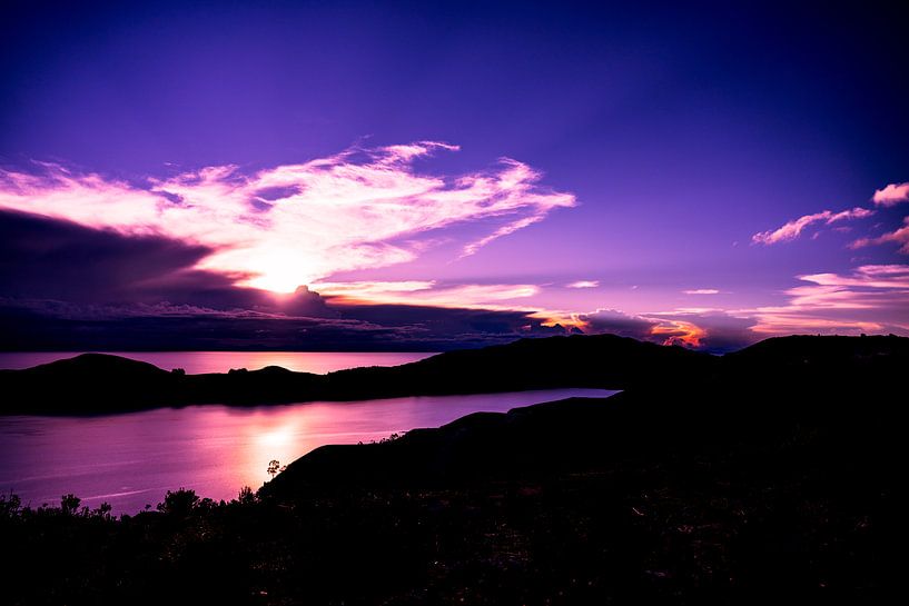 Paarse zonsopgang aan Lake Titicaca, Peru, Zuid Amerika von John Ozguc