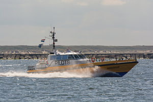 Lotsentender Endeavor auf dem Weg zur offenen See.