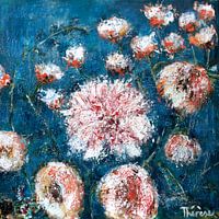 Bloemenschilderij met blauwe achtergrond.