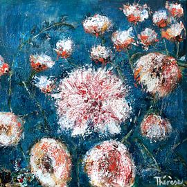 Blumenmalerei mit blauem Hintergrund.