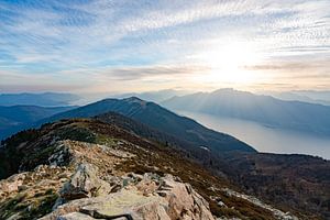 Uitzicht op het Lago Maggiore vanaf de Monte Gambarogno van Leo Schindzielorz