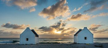 Slavenhuisjes bij witte Pan op Bonaire bij zonsondergang van Humphry Jacobs