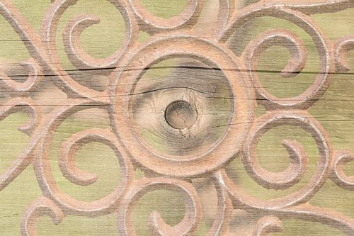 Metaal met ronde vormen op hout in zachte kleuren