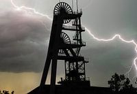 Bliksem en regen boven het kolenmijncomplex