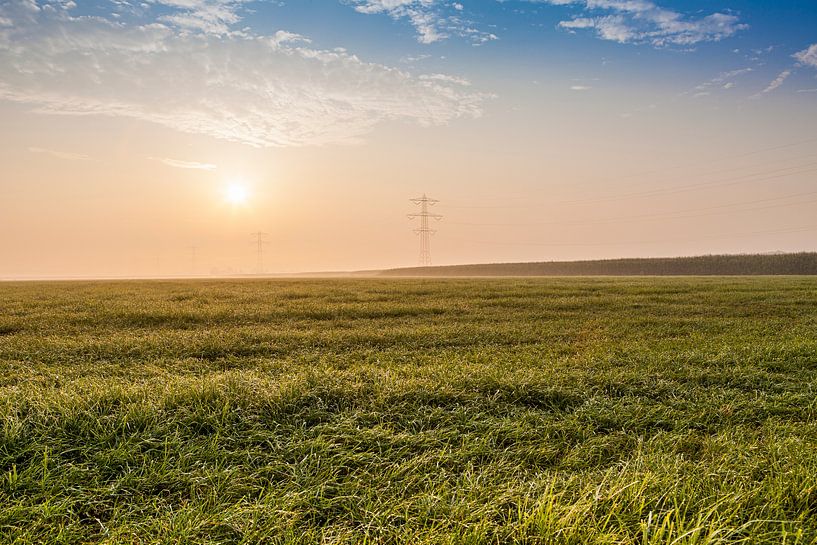 Opkomende zon boven grasland van Marcel Bakker