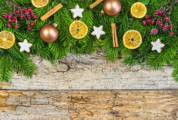 Kerstversiering met dennengroen en ornamenten op oud hout van Alex Winter