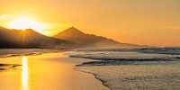 Strand bij zonsondergang