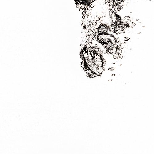 Luft fliegt in Wasser