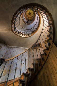 Een mooie oude trap in een vervallen herenboerderij