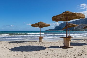 Strandparasolletjes op het strand van Mondello van Jefra Creations