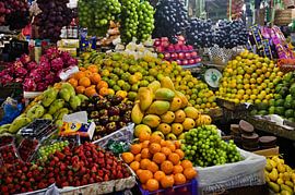 Marché traditionnel avec fruits locaux exotiques sur Frank Photos