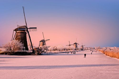 Schaatsen op Kinderdijk bij zonsondergang in Nederland