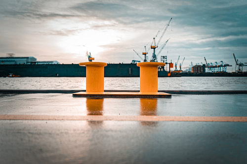 Meerpalen in de haven