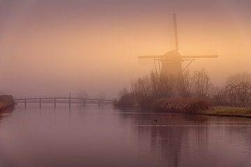 Moulin de Kinderdijk dans le brouillard sur Mark Bolijn