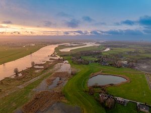 Der Fluss IJssel bei Zwolle während des Sonnenuntergangs