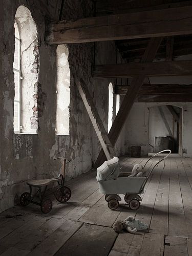 Alter Dachboden mit Spielzeug