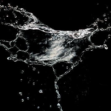 Water vliegt door de lucht van Andreas Hackl