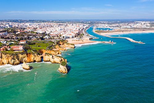 Luchtfoto van Lagos in de Algarve in Portugal