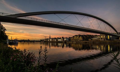 Zonsondergang Maas in Maastricht.