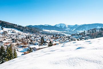 Sonniger Blick über Oberstaufen an einem schönen Wintertag von Leo Schindzielorz