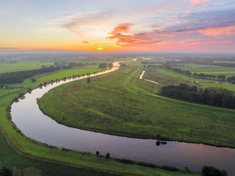 Zonsopgang van de Vecht van bovenaf gezien tijdens de herfst in Overijssel, van Sjoerd van der Wal Fotografie